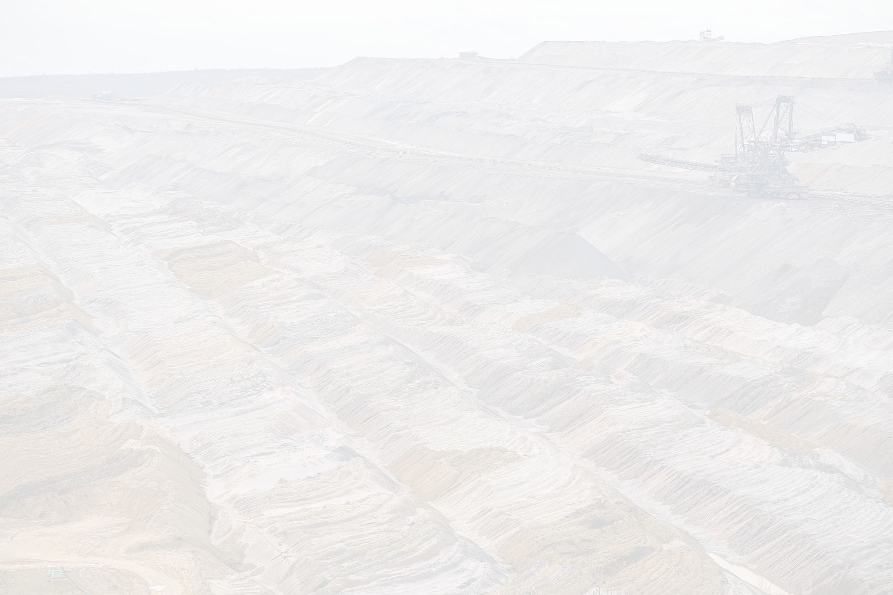 Un paysage de mine à ciel ouvert.